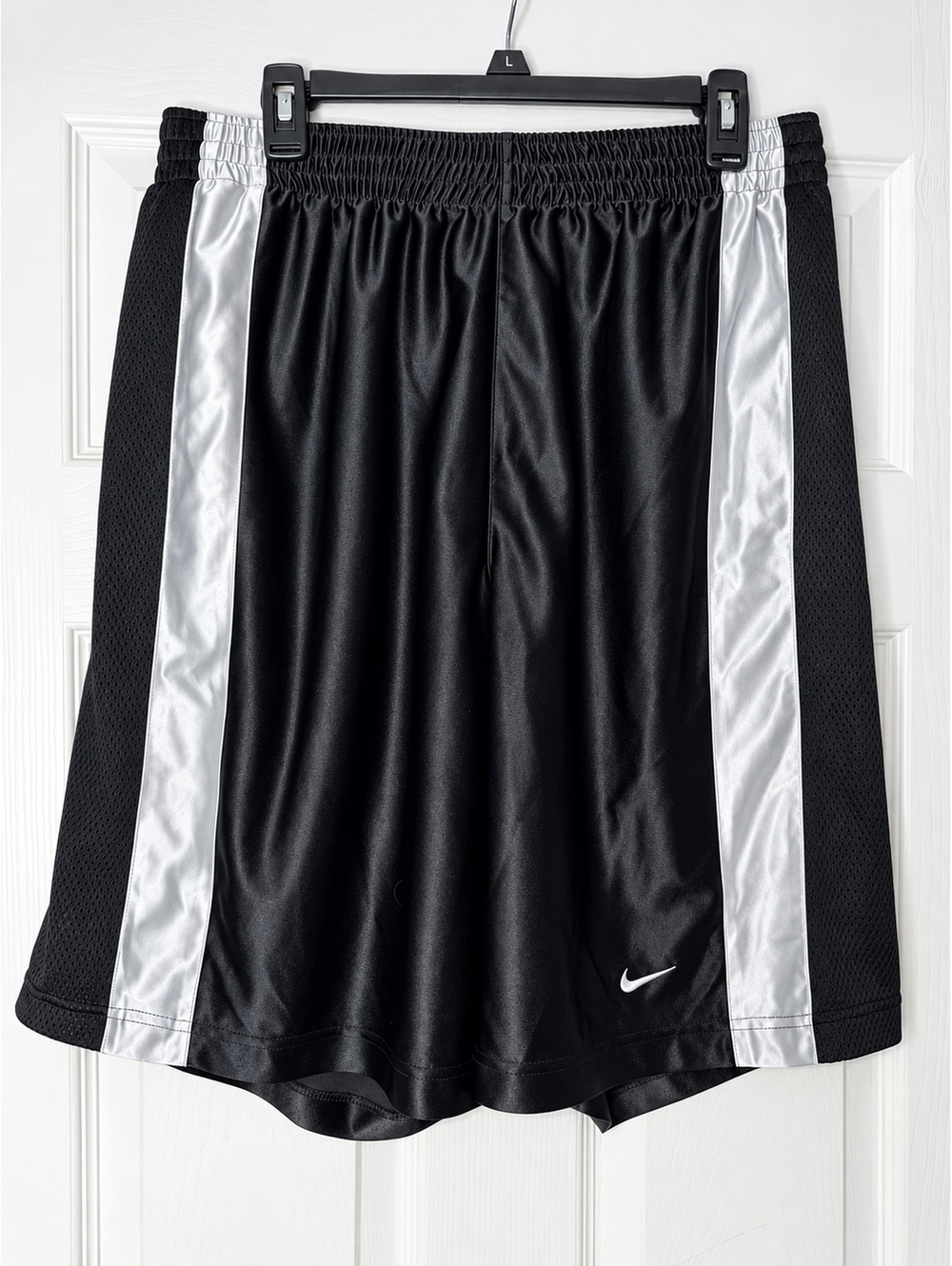 Nike Men’s Basketball Shorts Black Silver Side Stripe Athletic Mesh Size XL